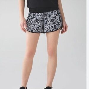 Lululemon Tracker Short III Posey Black White Size 4 EUC *E